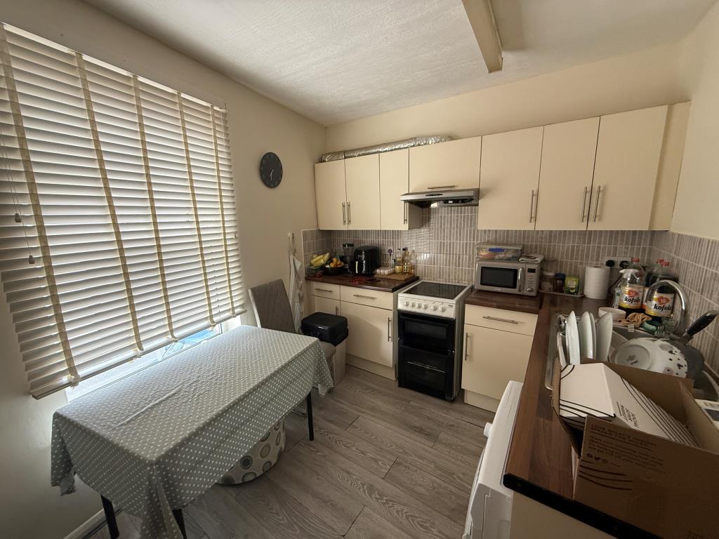Lot: 145 - BLOCK OF THREE FLATS FOR INVESTMENT - Kitchen Flat C